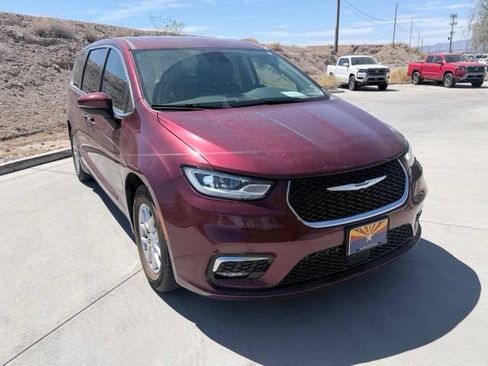 Used 2023 Chrysler Pacifica Touring-L FWD image 3