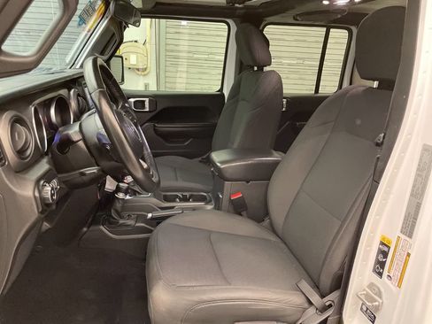 Used 2021 Jeep Gladiator Overland AWD/4WD image 19