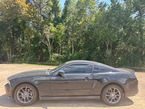 Used 2011 Ford Mustang Premium w/ 203A Rapid Spec Order Code RWD image 2