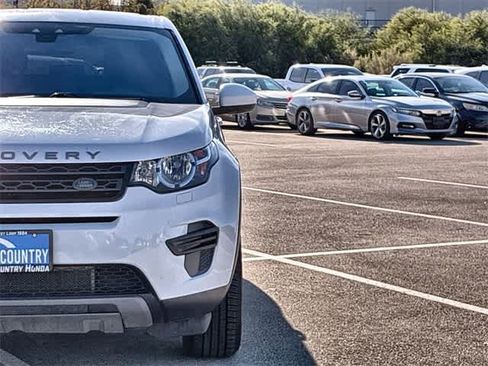 Used 2017 Land Rover Discovery Sport SE image 11