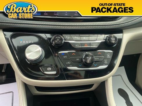 Used 2022 Chrysler Pacifica Limited FWD image 32