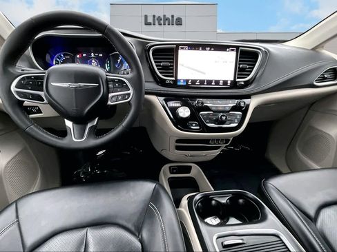 Used 2024 Chrysler Pacifica Select image 10