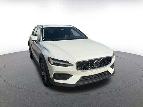 Used 2025 Volvo V60 B5 Cross Country Plus image 3