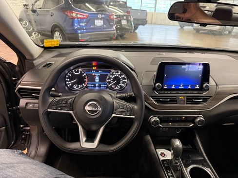 Used 2024 Nissan Altima 2.5 SV image 9