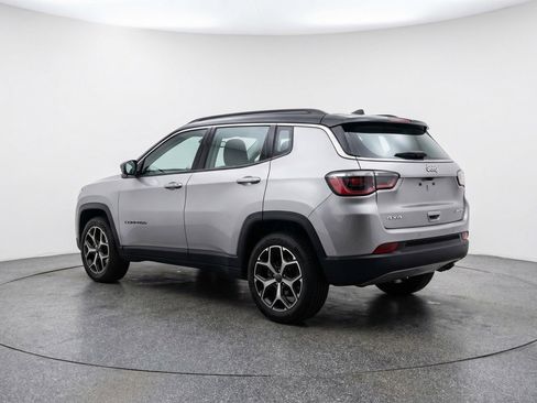 Used 2025 Jeep Compass Limited image 6