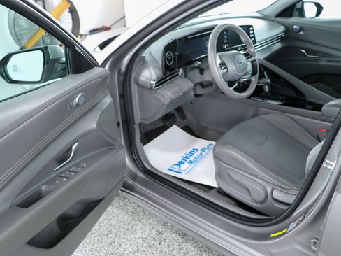 Used 2021 Hyundai Elantra SEL w/ Convenience Package FWD image 3