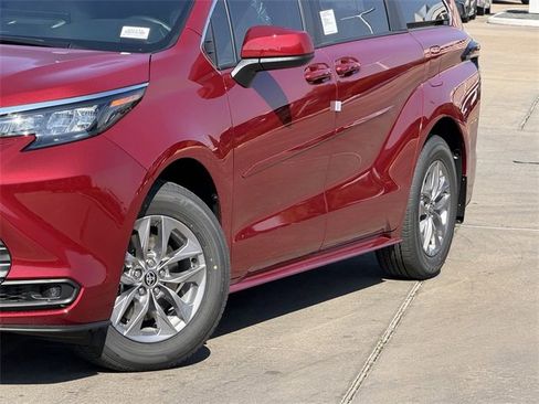 New 2026 Toyota Sienna LE image 3