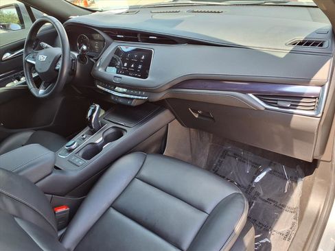 Used 2023 Cadillac XT4 Luxury w/ Cold Weather Package FWD image 8