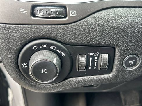 Used 2019 Jeep Cherokee Limited AWD/4WD image 19