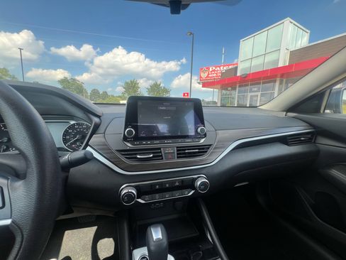 Used 2024 Nissan Altima 2.5 SV image 14