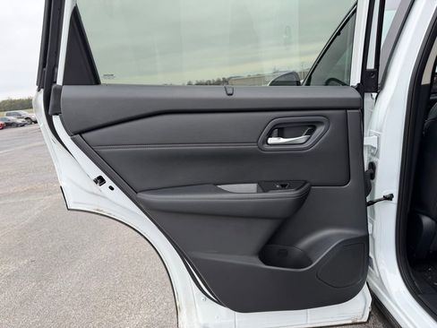 Used 2024 Nissan Rogue SV w/ SV Premium Package image 16