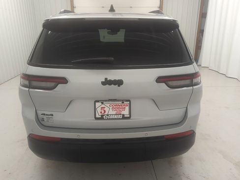 Used 2024 Jeep Grand Cherokee L Laredo image 3