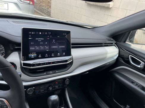 Used 2025 Jeep Compass Limited image 18