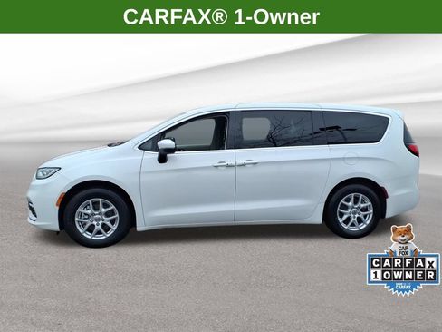 Used 2023 Chrysler Pacifica Touring-L FWD image 2