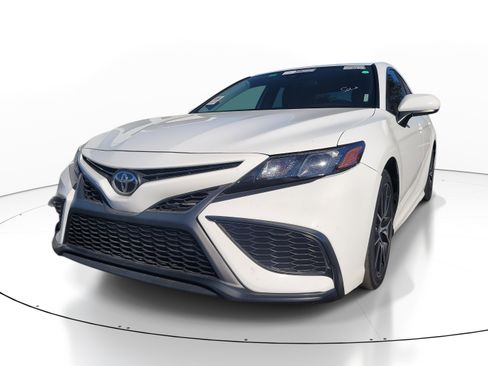 Used 2021 Toyota Camry SE image 3