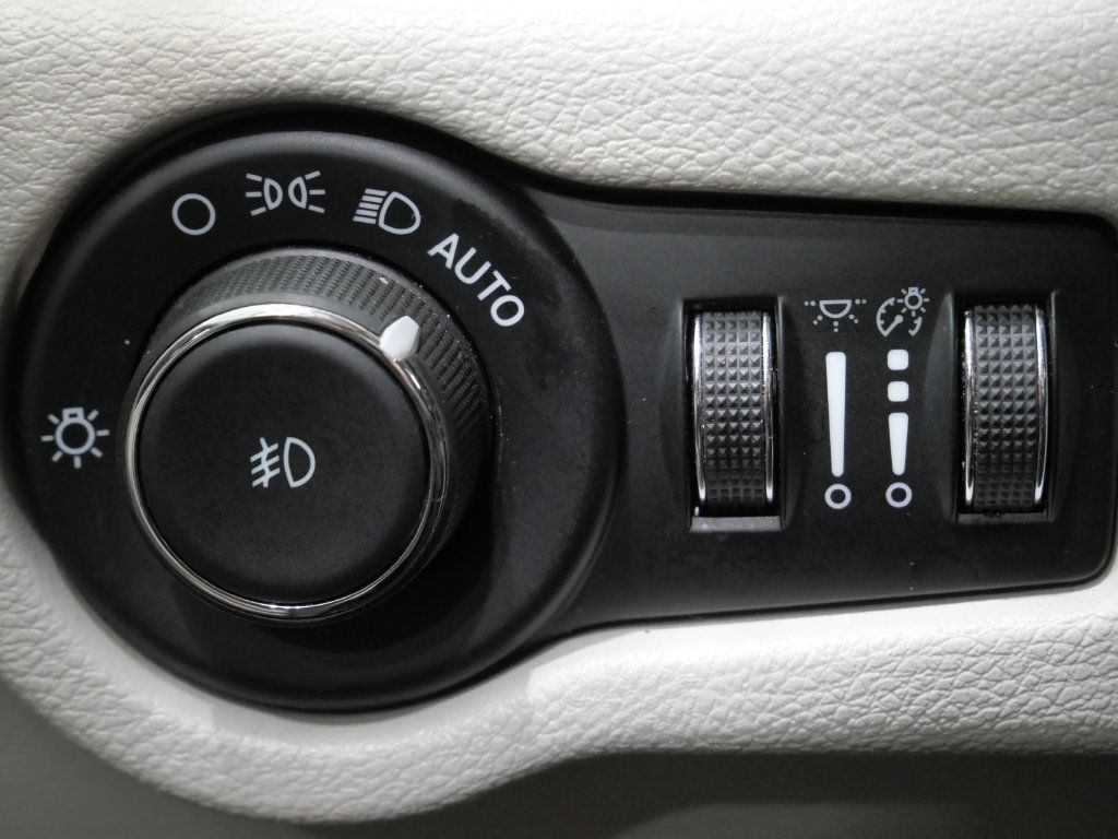 Used 2024 Chrysler Pacifica Touring-L FWD image 14
