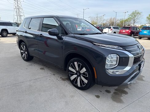 Used 2025 Mitsubishi Outlander SE image 6