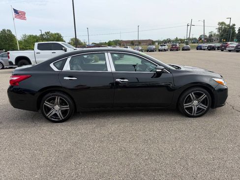 Used 2017 Nissan Altima 2.5 SL w/ Moonroof Package FWD image 6