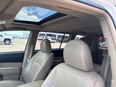 Used 2011 Toyota Highlander SE w/ Tow Pkg FWD image 10