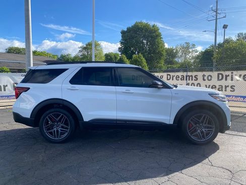 Used 2025 Ford Explorer ST-Line w/ ST-Line Street Pack AWD/4WD image 2