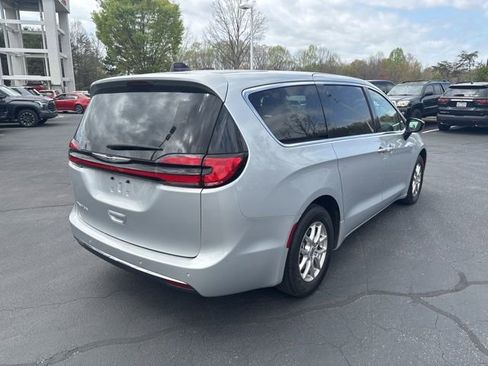 Used 2024 Chrysler Pacifica Touring-L image 5