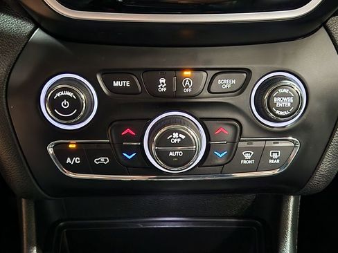 Used 2019 Jeep Cherokee Limited w/ Luxury Group FWD image 37