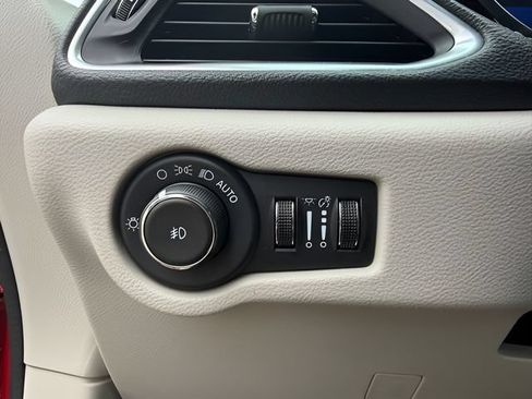 Certified 2024 Chrysler Pacifica Limited FWD image 17