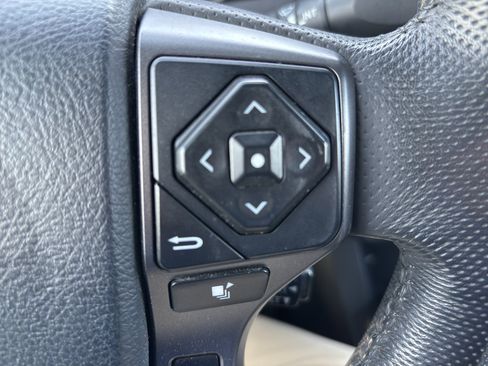 Used 2018 Toyota Tacoma TRD Off-Road image 10