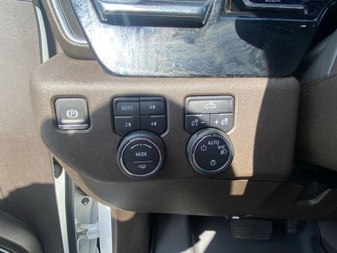 Used 2024 Chevrolet Silverado 1500 LT w/ Z71 Off-Road Package AWD/4WD image 13