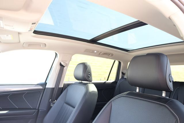 Used 2023 Volkswagen Tiguan SE w/ Panoramic Sunroof Package FWD image 24