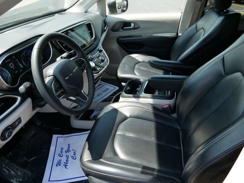 Used 2023 Chrysler Pacifica Touring-L FWD image 7