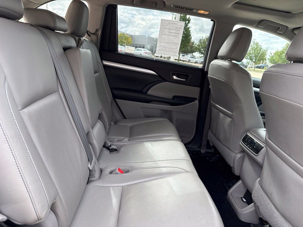 Used 2017 Toyota Highlander XLE AWD/4WD image 15
