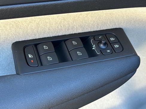 Certified 2023 Volvo XC40 B5 Plus image 13