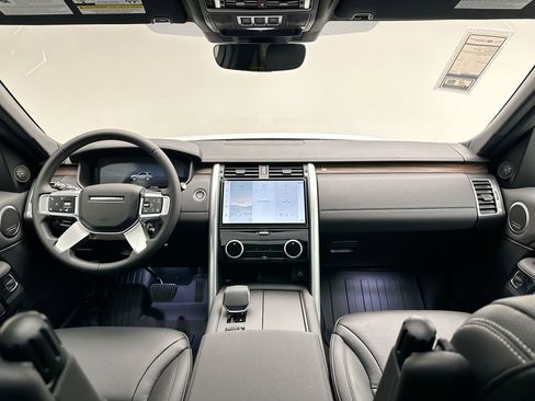 Used 2025 Land Rover Discovery S AWD/4WD image 5
