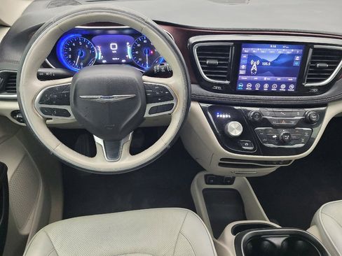 Used 2020 Chrysler Pacifica Limited image 22