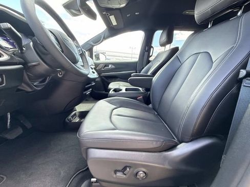 New 2026 Chrysler Pacifica Select FWD image 8