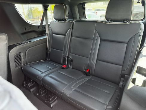 Used 2023 GMC Yukon XL SLT w/ SLT Premium Package AWD/4WD image 16