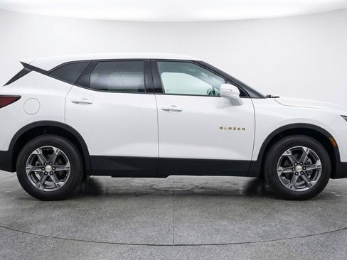 Used 2025 Chevrolet Blazer LT FWD image 11
