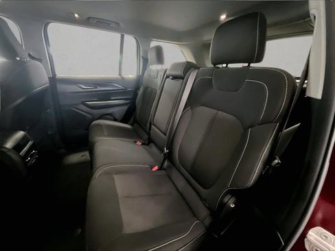 Used 2023 Jeep Grand Cherokee Laredo image 28