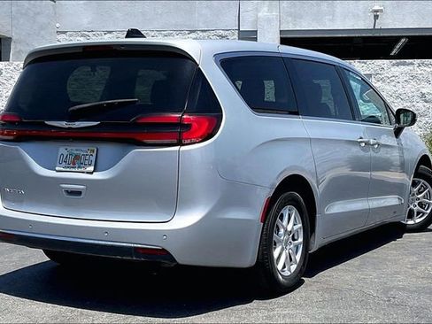 Used 2023 Chrysler Pacifica Touring-L FWD image 13