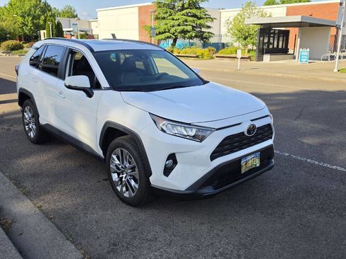 Used 2019 Toyota RAV4 XLE Premium w/ Advanced Technology Package AWD/4WD image 4