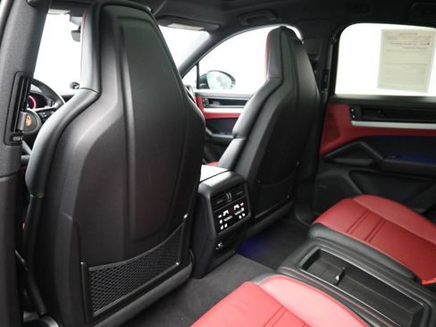 Certified 2025 Porsche Cayenne Coupe AWD/4WD image 8