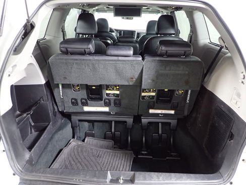 Used 2017 Toyota Sienna SE FWD image 17