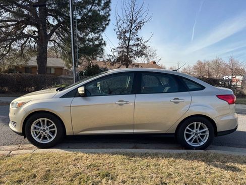 Used 2017 Ford Focus SE image 4