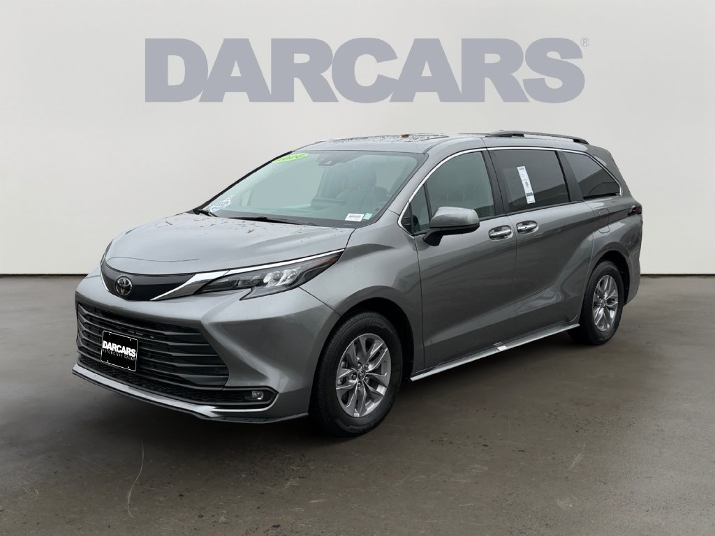 Used 2026 Toyota Sienna XLE FWD image 3