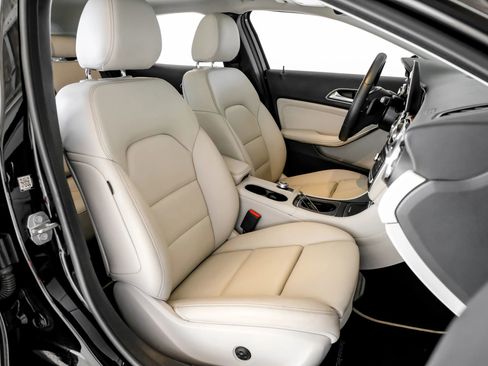 Used 2018 Mercedes-Benz GLA 250 4MATIC w/ Premium Package image 30