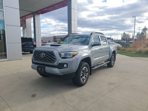 Used 2020 Toyota Tacoma TRD Sport image 3
