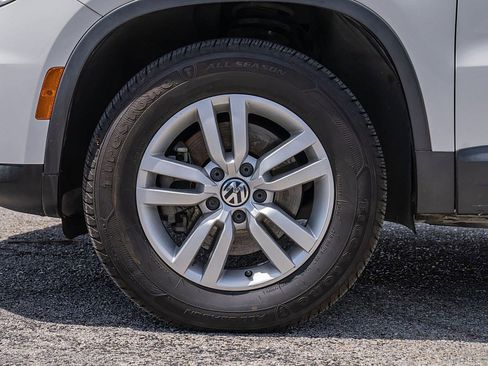 Used 2013 Volkswagen Tiguan S image 33