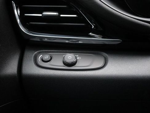 Used 2025 Buick Envista Avenir image 32