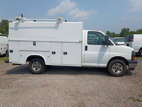 Used 2022 GMC Savana 3500 w/ Power Convenience Package RWD image 4